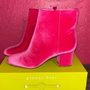 NWT Gianni Bini Jaydenntwo Fuchsia Velvet Booties. Barbiecore. Fairycore. Sz 8